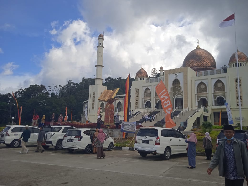 Tugu Aquran sumbangan alumni SMP A. 81 berdiri kokoh depan Islamic Centre Padang Panjang
